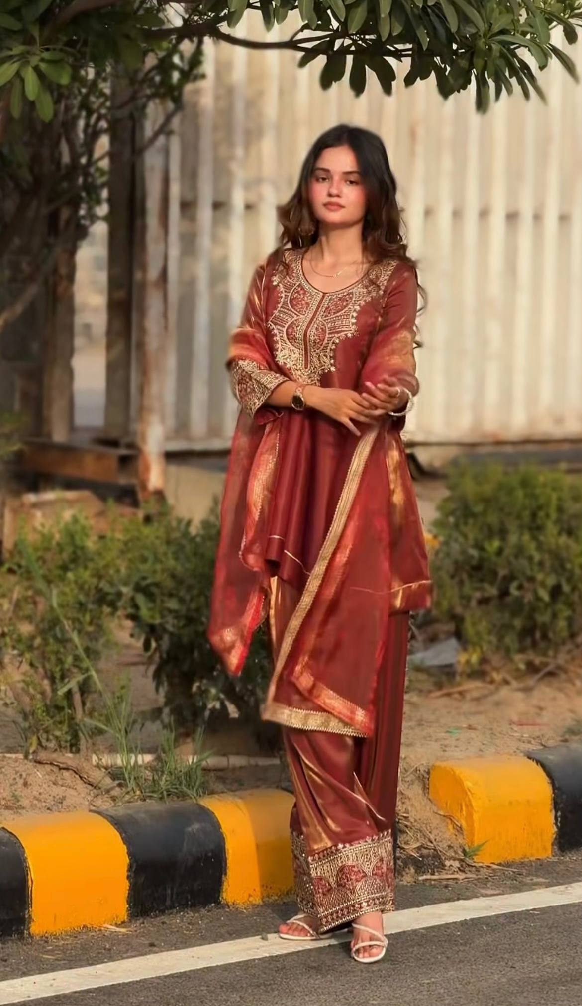 Saanvi Golden Thread Farshi Set