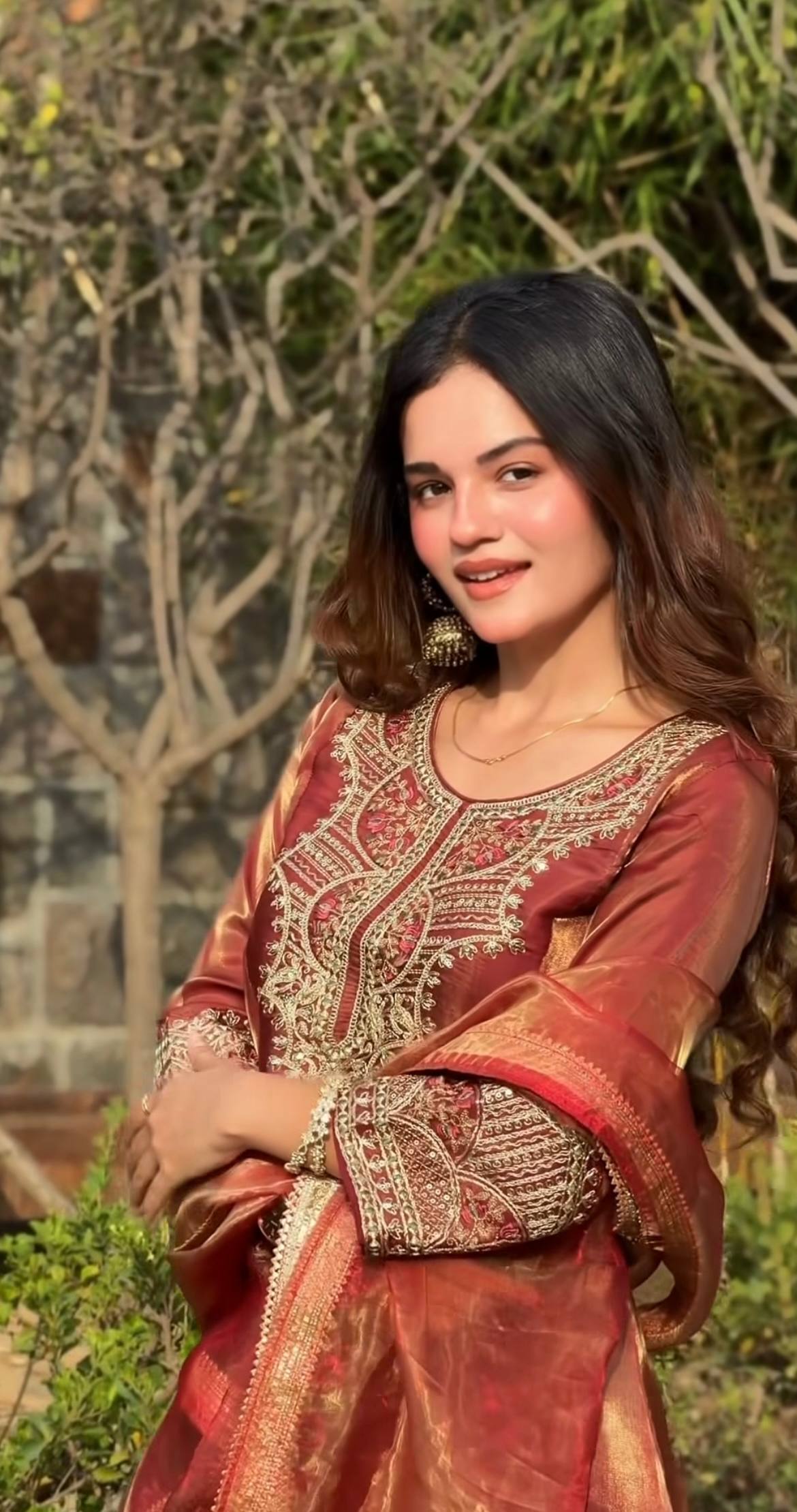 Saanvi Golden Thread Farshi Set