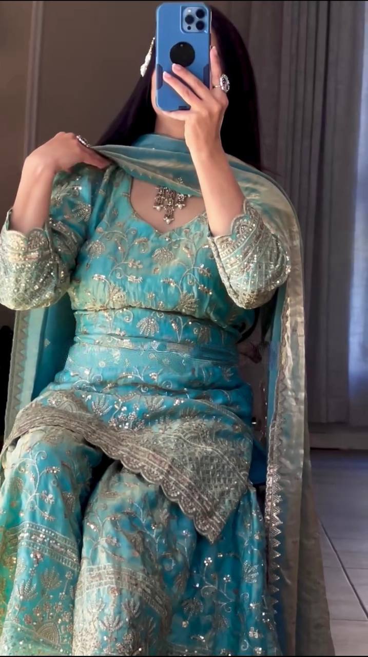Chic Moments A Glamorous Selfie in Vibrant Hues
