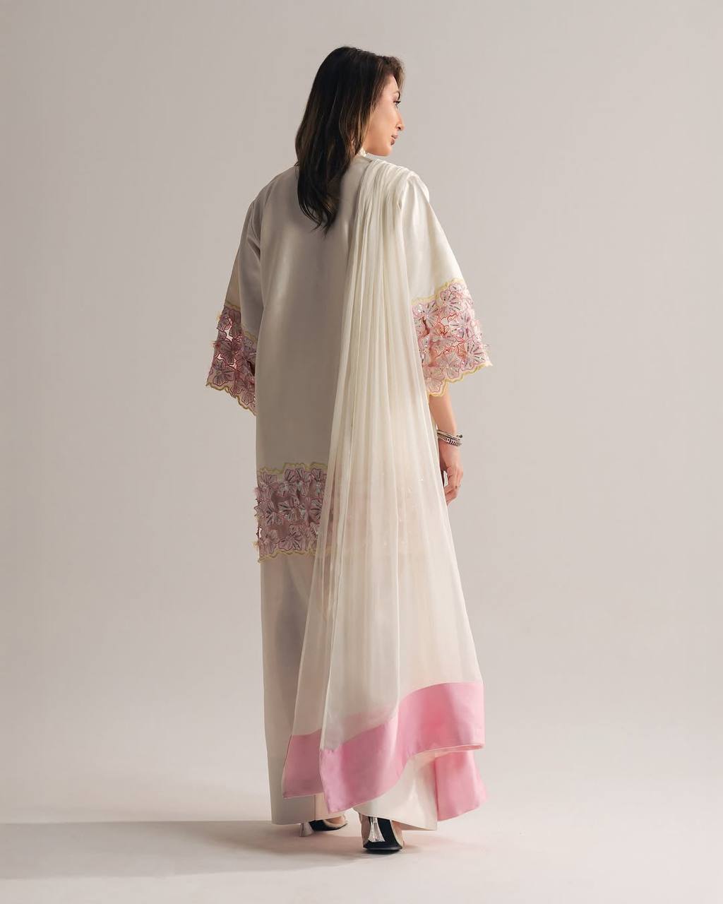 Where Minimalism Meets Luxury – A Stunning Ethnic Look Adorned with Subtle Embroidery, Pearls, and Romantic Floral Vibes