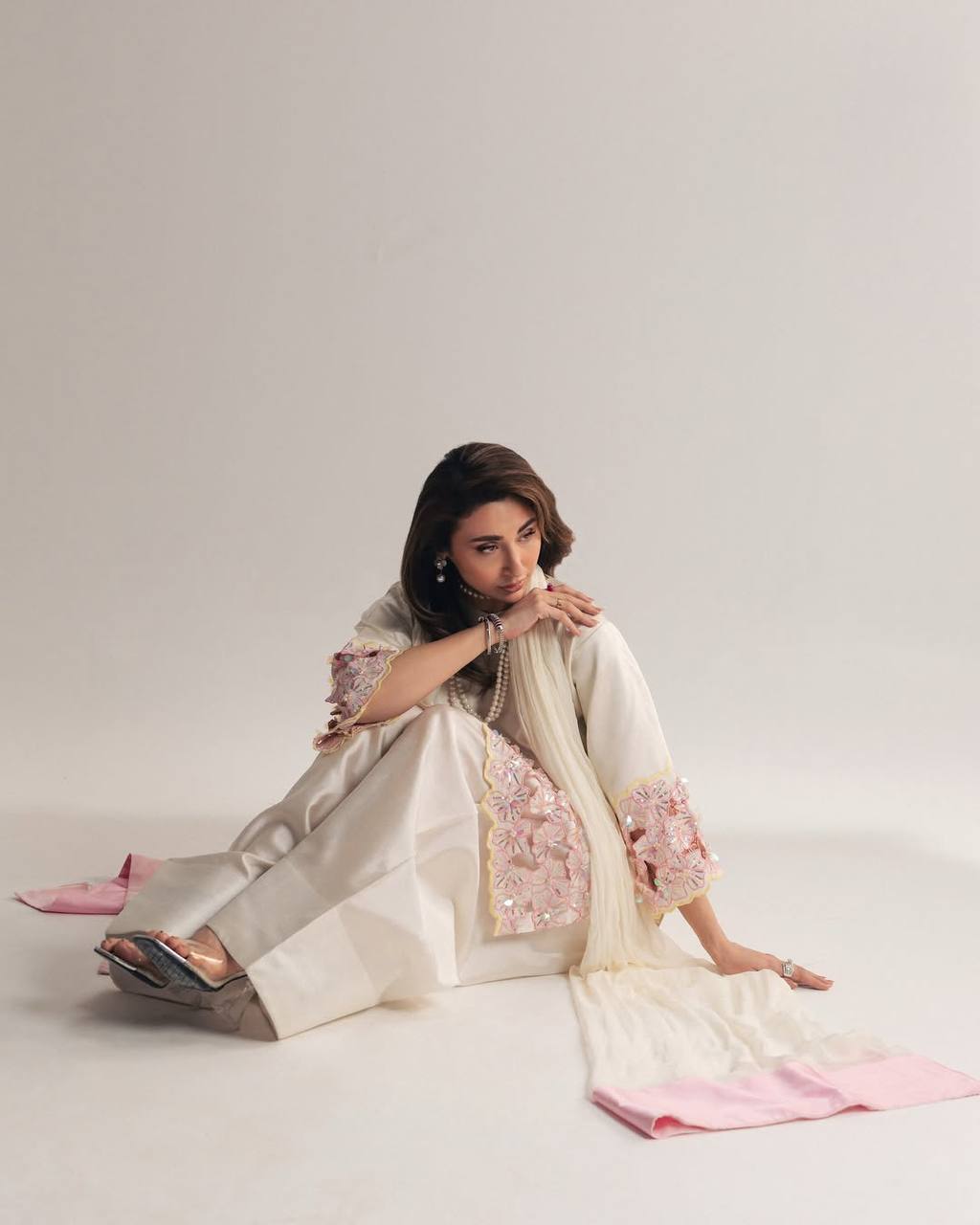 Where Minimalism Meets Luxury – A Stunning Ethnic Look Adorned with Subtle Embroidery, Pearls, and Romantic Floral Vibes