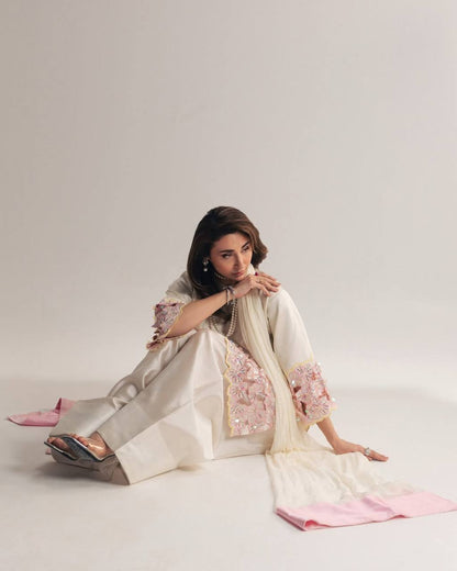 Where Minimalism Meets Luxury – A Stunning Ethnic Look Adorned with Subtle Embroidery, Pearls, and Romantic Floral Vibes