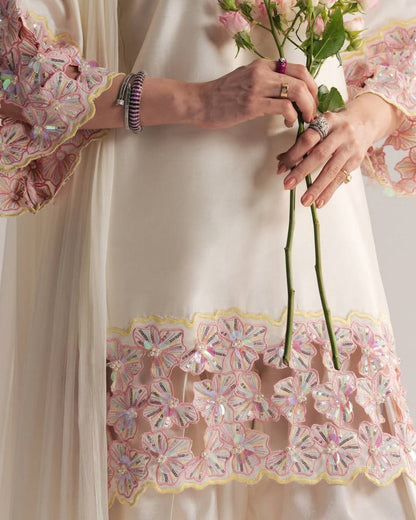 Where Minimalism Meets Luxury – A Stunning Ethnic Look Adorned with Subtle Embroidery, Pearls, and Romantic Floral Vibes