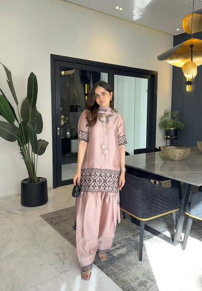 Effortlessly chic look with soft glam and neutral vibes