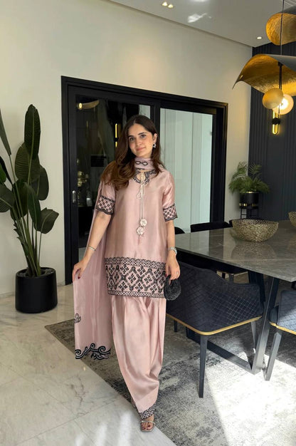 Effortlessly chic look with soft glam and neutral vibes