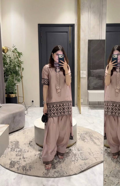 Effortlessly chic look with soft glam and neutral vibes